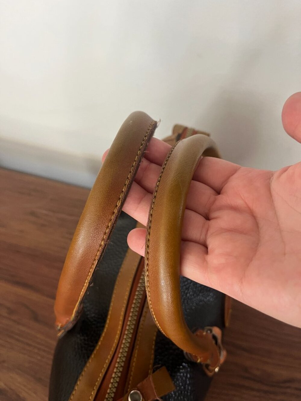 VTG Dooney Bourke Black and Brown Pebble AllWeather Leather Doctor's/Bowler Bag - Picture 9 of 14